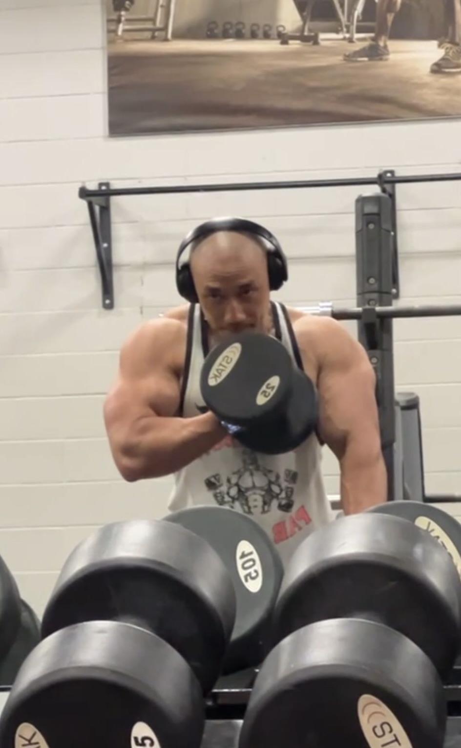 Classic bodybuilding era inspiration: dumbbell curls at the rack